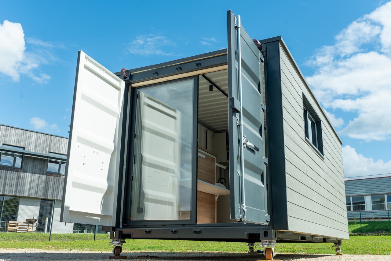 Studio EasyLogis vu de l’extérieur avec façade latérale et entrée vitrée